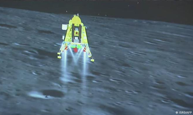 Índia se tornou quarta nação a pousar sonda na Lua - e a primeira a realizar tal feito no polo sul do satélite