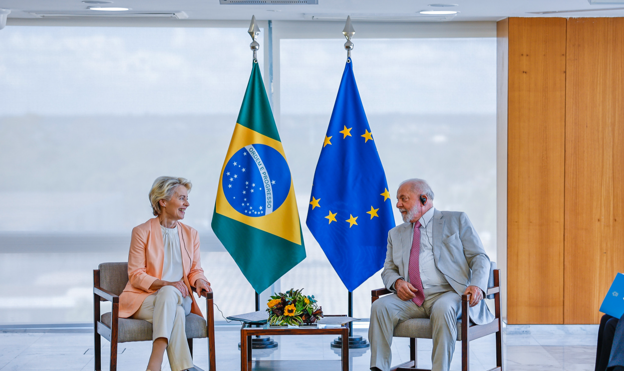 Em primeira visita de um chefe do Executivo da UE ao Brasil em dez anos, presidente do Brasil e Ursula Von Der Leyen conversaram sobre acordo travado por questões ambientais