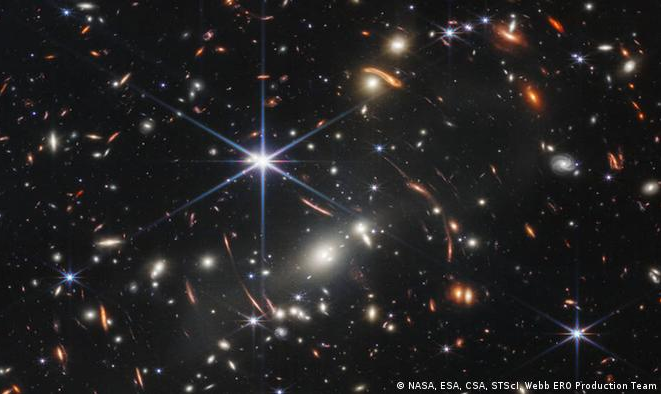 Divulgada em evento na Casa Branca, imagem mostra primeiras galáxias formadas após o Big Bang, há 13,7 bilhões de anos