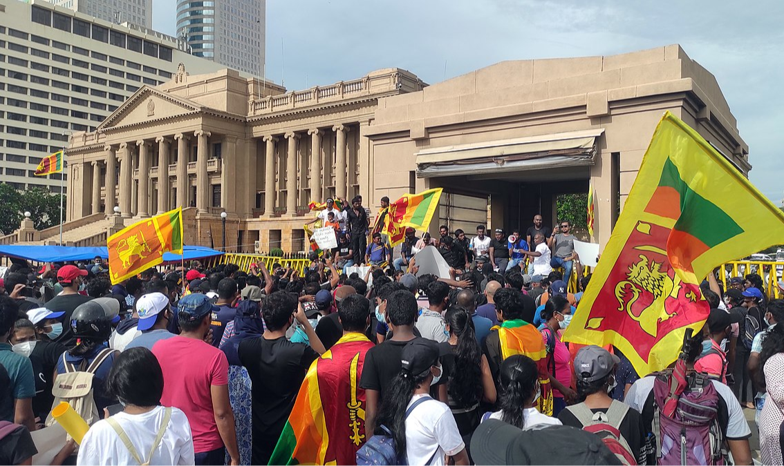 'Continuaremos nossa luta', disse um porta-voz do movimento; em meio aos protestos, presidente Gotabaya Rajapaksa fugiu do país e nomeou interinamente o premiê Ranil Wickremesinghe