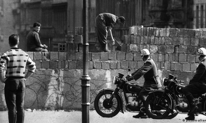 Em 13 de agosto de 1961, guardas da então Alemanha Oriental começaram a dividir Berlim com arame farpado e concreto