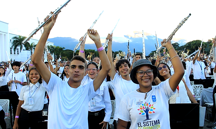 Sistema Nacional de Orquestras Simón Bolívar reuniu 12 mil músicos para romper recorde e entrar para Guinness Book
