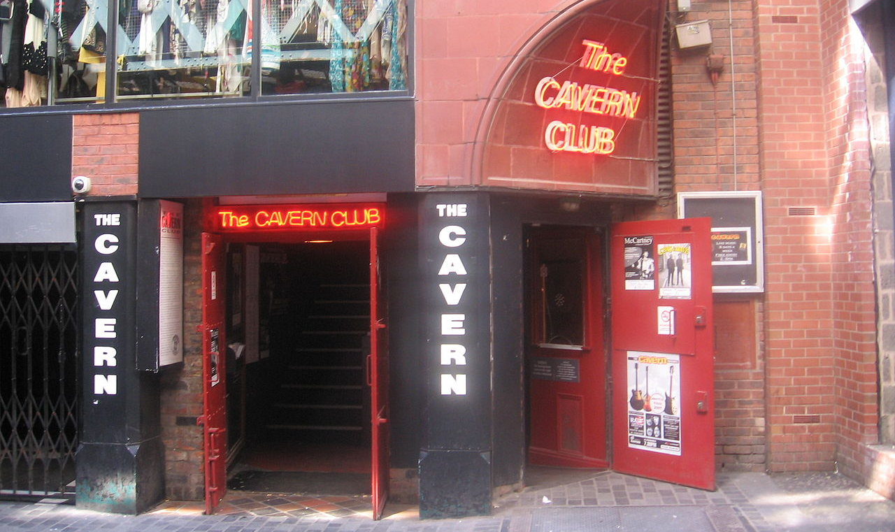 Especializado em apresentações musicais, o Cavern Club ficou mundialmente conhecido e segue em atividade