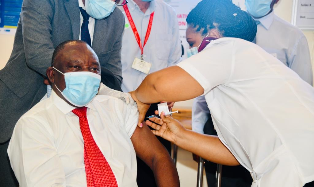 'Não se pode contar com imunizantes produzidos fora porque nunca chegam', disse presidente da África do Sul, que vai capacitar continente para a produção