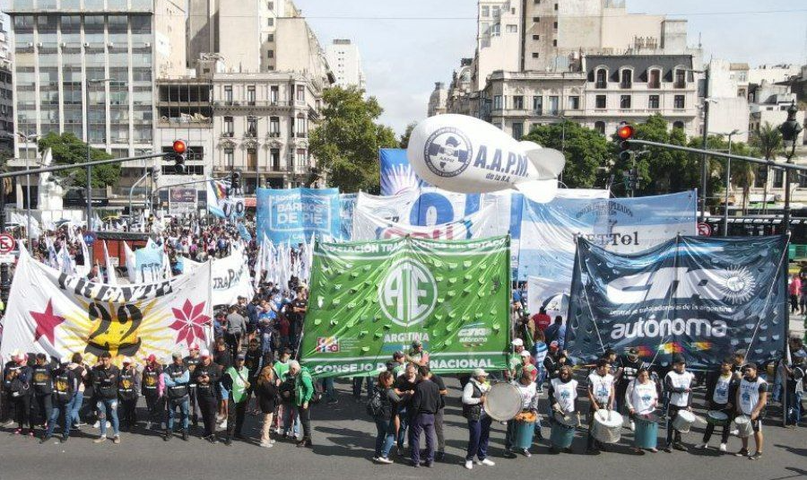 Mobilização acontece em diversas cidades do país; ato principal ocorre no Centro de Buenos Aires, nas proximidades do Ministério do Trabalho
