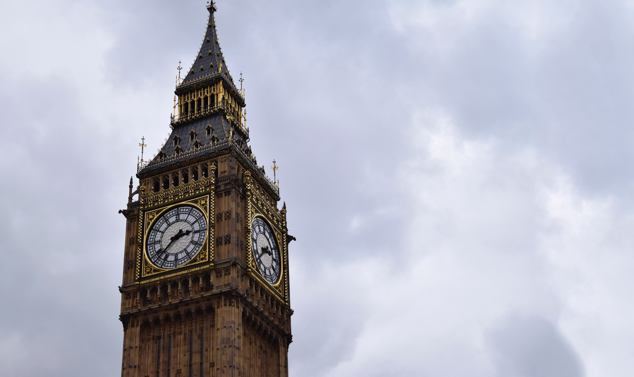 Nome 'Big Ben' originalmente designava apenas sino, porém mais tarde passou a se referir a todo o relógio, que tem 98 metros de altura