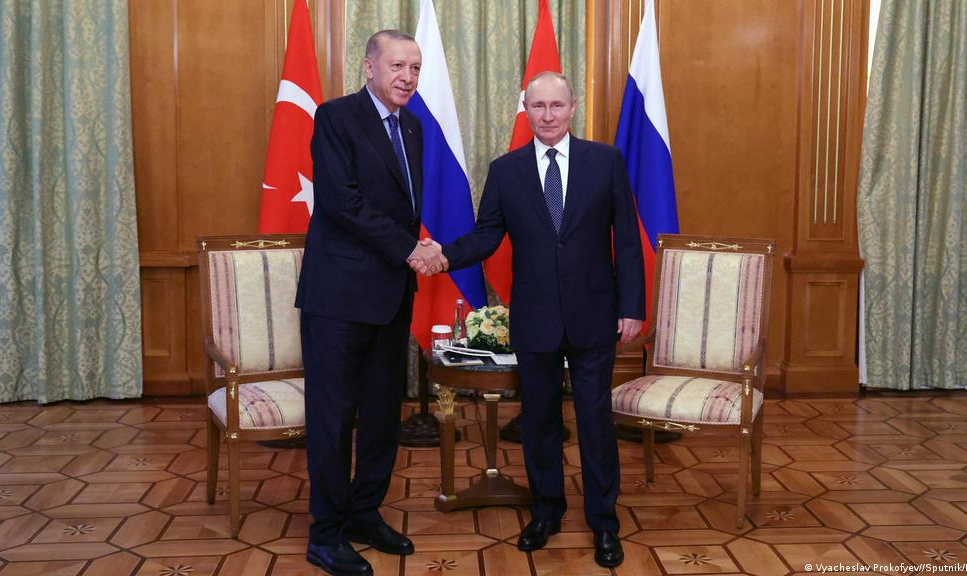 Erdogan também disse que seu país ampliará o uso do sistema russo de pagamentos Mir; anúncios foram feitos um dia após reunião com Putin