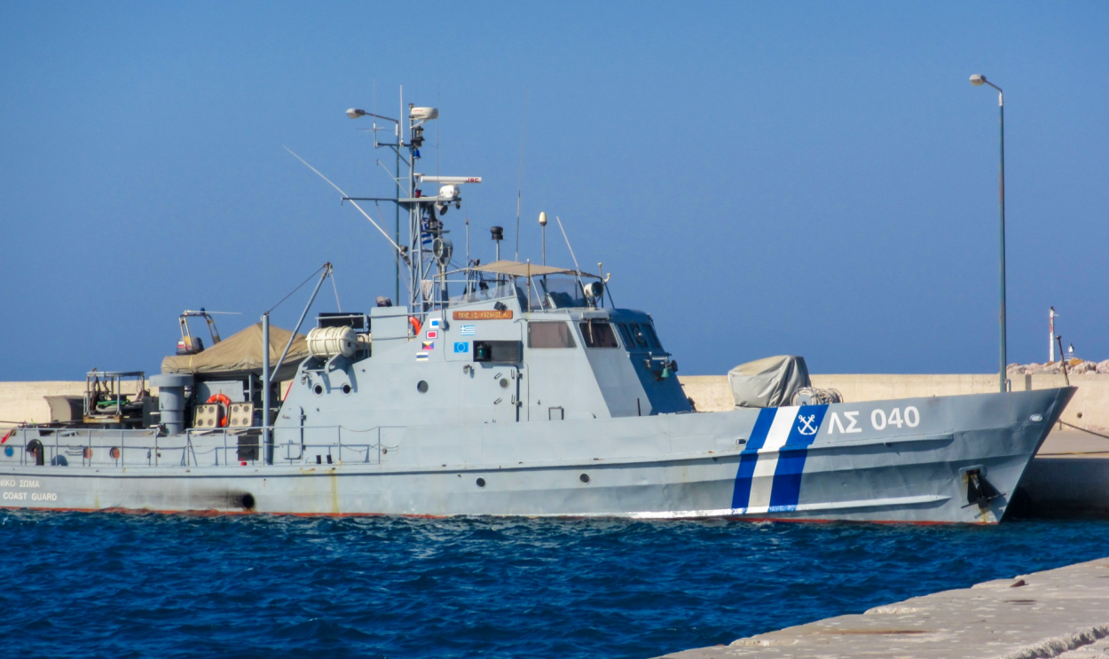 Segundo Guarda Costeira da Grécia, barco com migrantes foi rebocado até o porto, mas nenhum desembarque oficial foi realizado