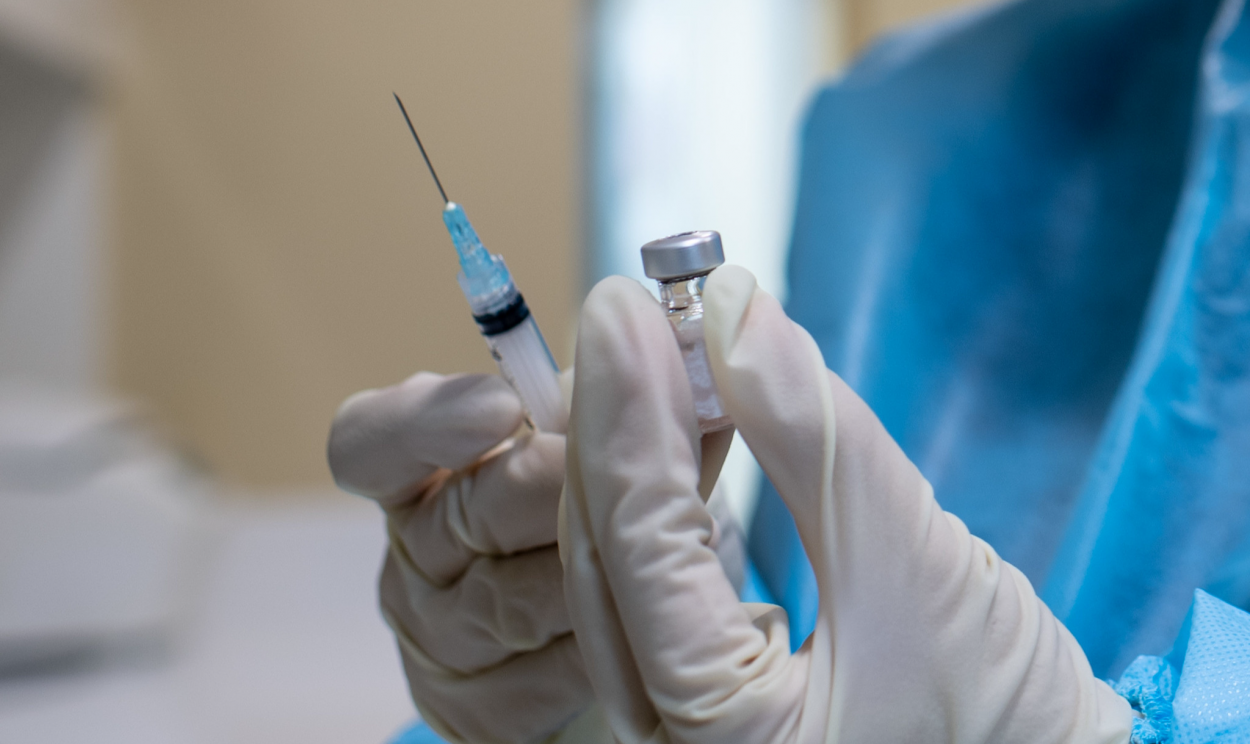 Conselho Nacional de Saúde do país quer oferecer vacinas após dois casos de pessoas infectadas pelo vírus serem confirmados