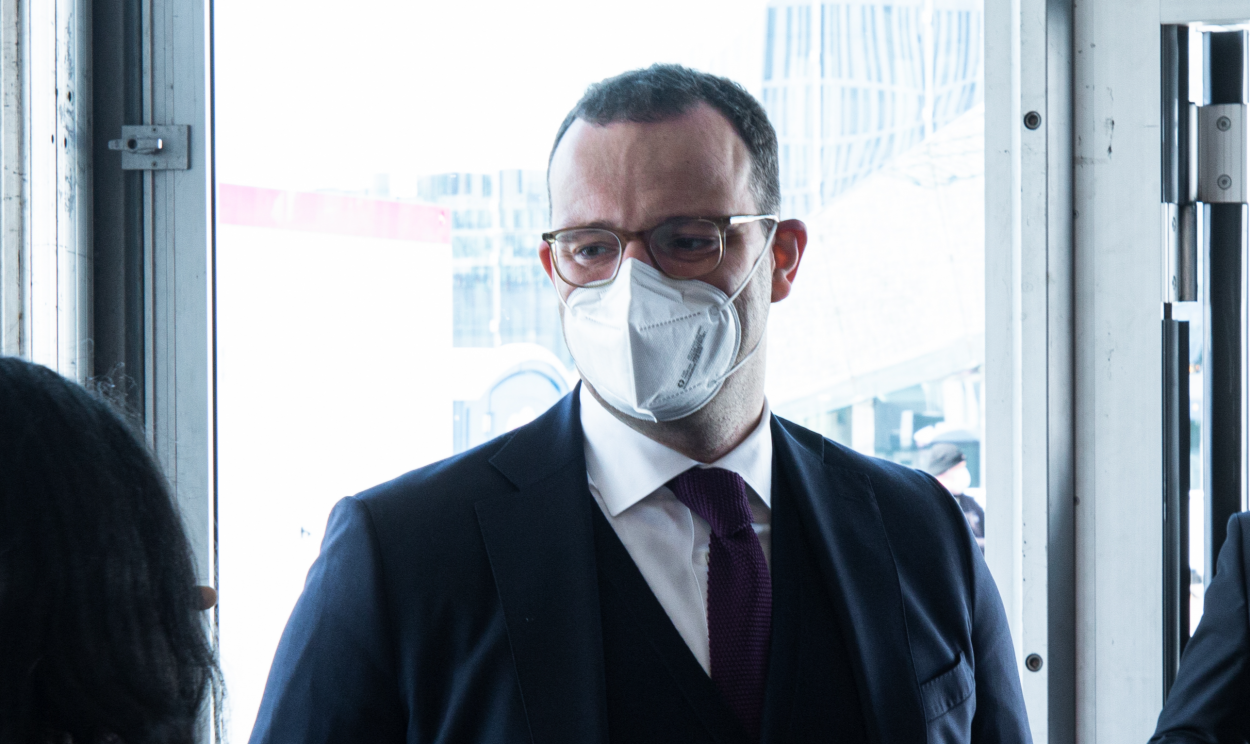 Segundo Der Spiegel, Ministério da Saúde comprou 570 mil máscaras de proteção inutilizáveis, no valor de € 1 bi, mas Ministério do Trabalho não deu aval a elas; governo diz que não tomou decisões quanto à distribuição e que reportagem 'não procede'
