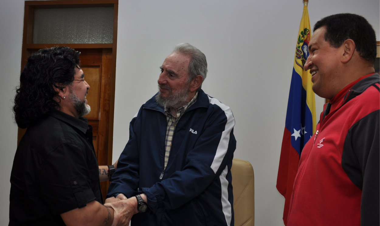 Diego Maradona tinha imagens de Fidel e Che tatuadas, já se disse 'soldado de Lula e Dilma'  e apoiava Hugo Chávez