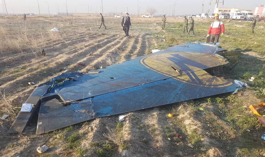 Relatório preliminar da Organização da Aviação Civil do Irã confirma que dois mísseis Tor-M1 atingiram o voo da Ukraine International Airlines com 176 pessoas a bordo; país persa quer apoio para decodificar caixas pretas do avião