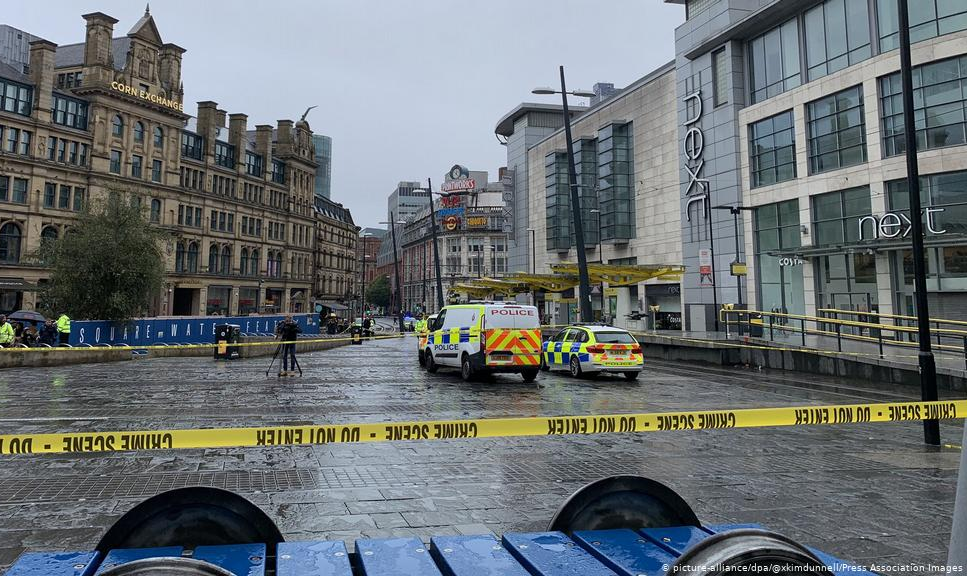Ataque ocorreu em centro de compras na região central da cidade britânica; suspeito foi preso no local