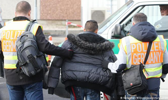 Nos últimos três anos, polícia alemã prendeu mais de 6 mil migrantes por violar ordem de deportação, segundo jornal