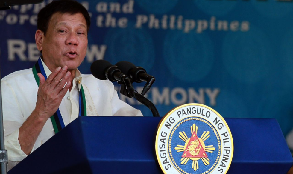 "As minhas ordens são para policiais e aos militares, incluindo os funcionários nos vilarejos, que se há problemas ou se surgir situações em que pessoas briguem, e a sua vida está em perigo, disparem e matem", disse presidente filipino