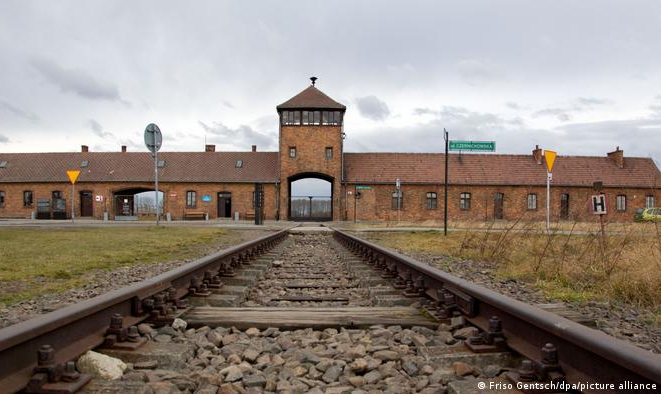 Partido governista ultraconservador da Polônia divulgou vídeo mostrando imagens do campo de Auschwitz