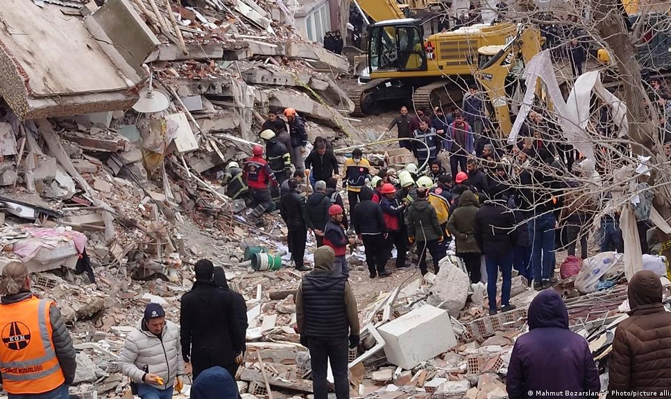 Equipes de regaste buscam por sobreviventes em escombros após abalo de magnitude 7,8 atingir região na fronteira entre os dois países