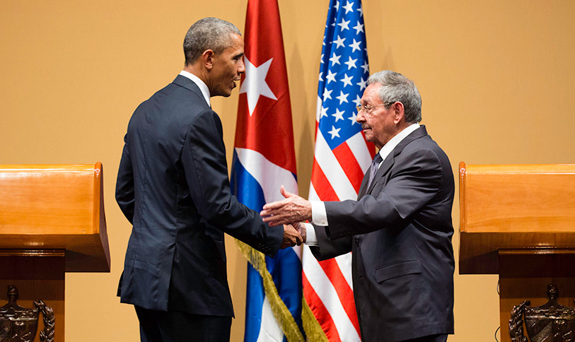Especialistas avaliam o marco do acordo entre Obama e Raúl Castro e a tentativa de 'asfixia' de Donald Trump