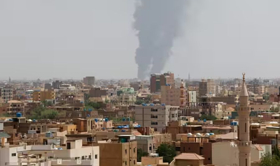 Bombardeio atingiu bairro residencial da capital Cartum; desde o início do conflito, quase 3 milhões de sudaneses foram forçados a deixarem suas casas