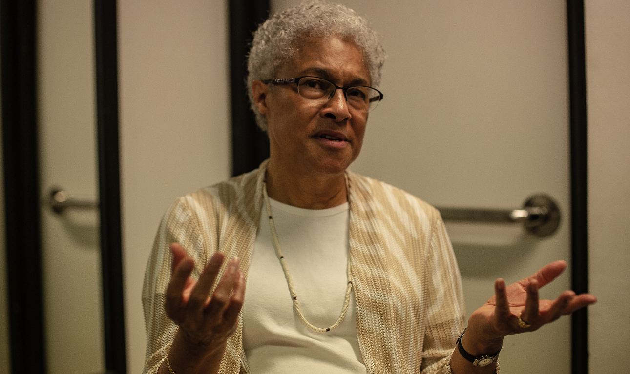 Autora de 'Pensamento Feminista Negro' vê como positivo o aumento da representação dos negros na mídia mas enfatiza que isso não substitui a representação política