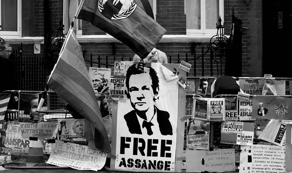 Carta assinada por 165 personalidades políticas mundiais exige que governo britânico suspenda processo que pode extraditar o fundador do Wikileaks