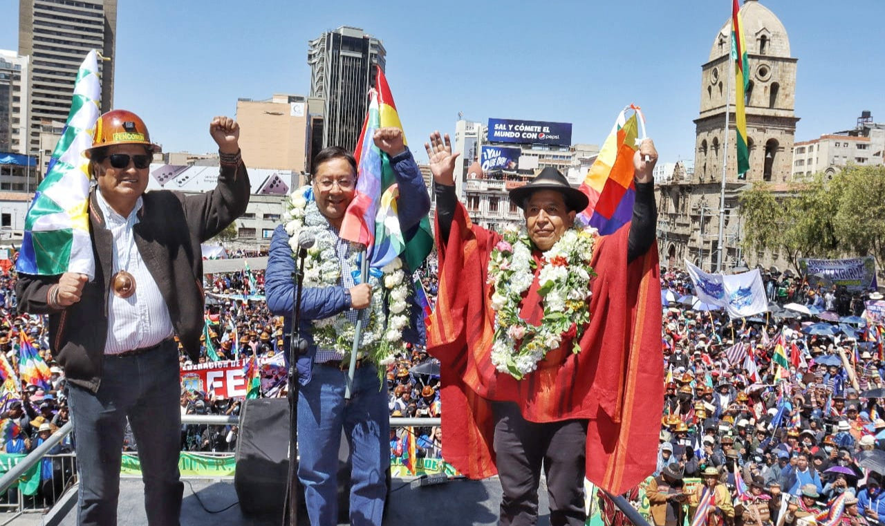 Manifestantes caminharam cerca de 12km até a capital La Paz e foi acompanhada pelo ex-presidente Evo Morales