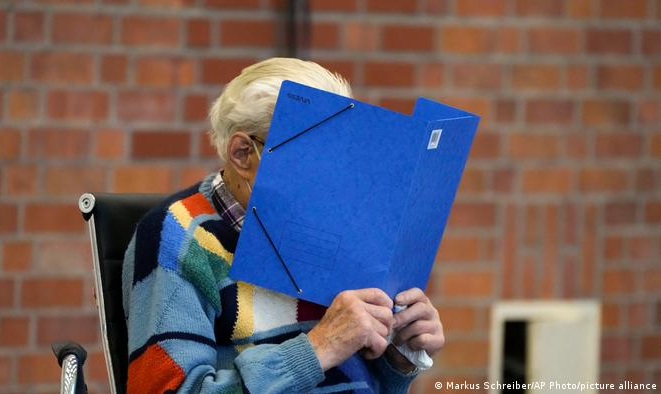 Ex-guarda de campo de concentração é condenado a cinco anos de prisão. Trata-se da pessoa mais velha até agora a ser julgada por crimes nazistas