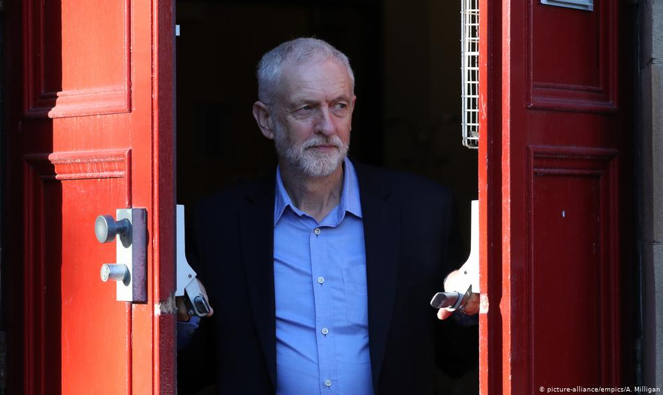 Numa reviravolta, Jeremy Corbyn, do Partido Trabalhista, se manifesta a favor de pleito em dezembro