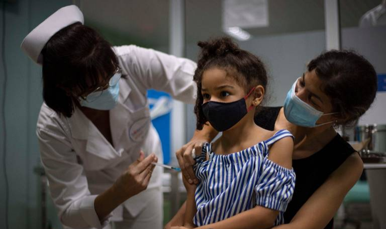 Terceira dose já foi administrada a cerca de 80 mil pessoas entre 2 e 18 anos com o imunizante cubano Soberana 2; uso emergencial da vacina Abdala também foi autorizado em crianças na quarta