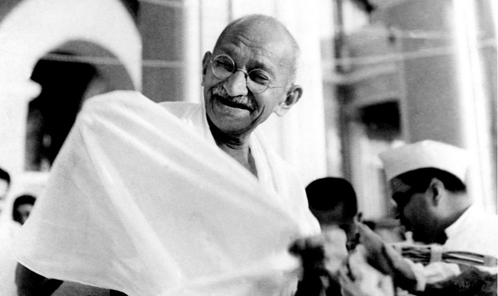 Gandhi recebeu três tiros desferidos pelo extremista indu Nathuram Godse, em uma oração pública