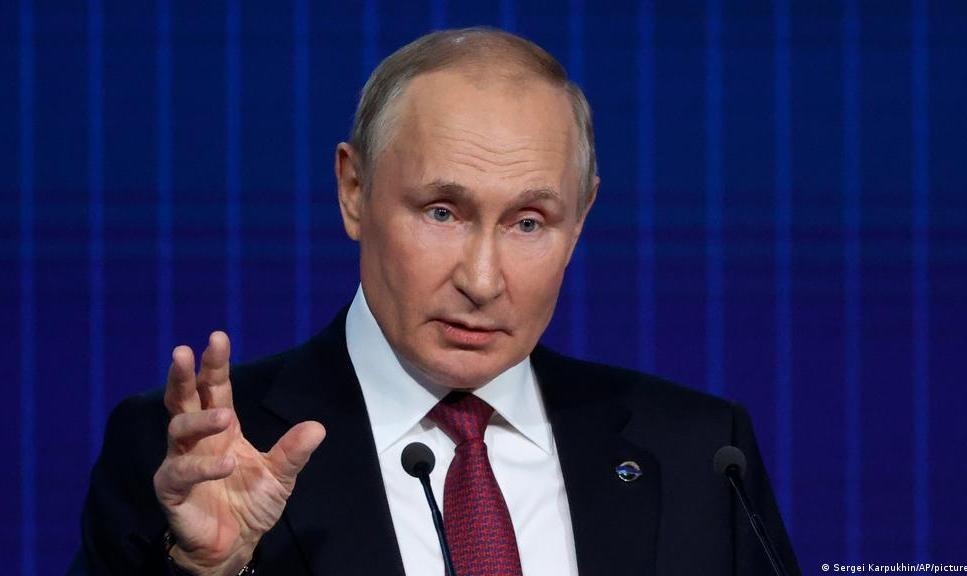 Líder russo diz que não se arrepende de ter enviado tropas à Ucrânia e prega o fim da hegemonia ocidental
