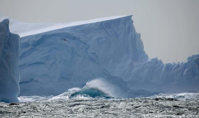 Em fevereiro, área congelada ao redor da Antártida foi a menor já registrada desde o início dos registros, em 1978; diminuição da superfície de gelo tem impacto no aquecimento global