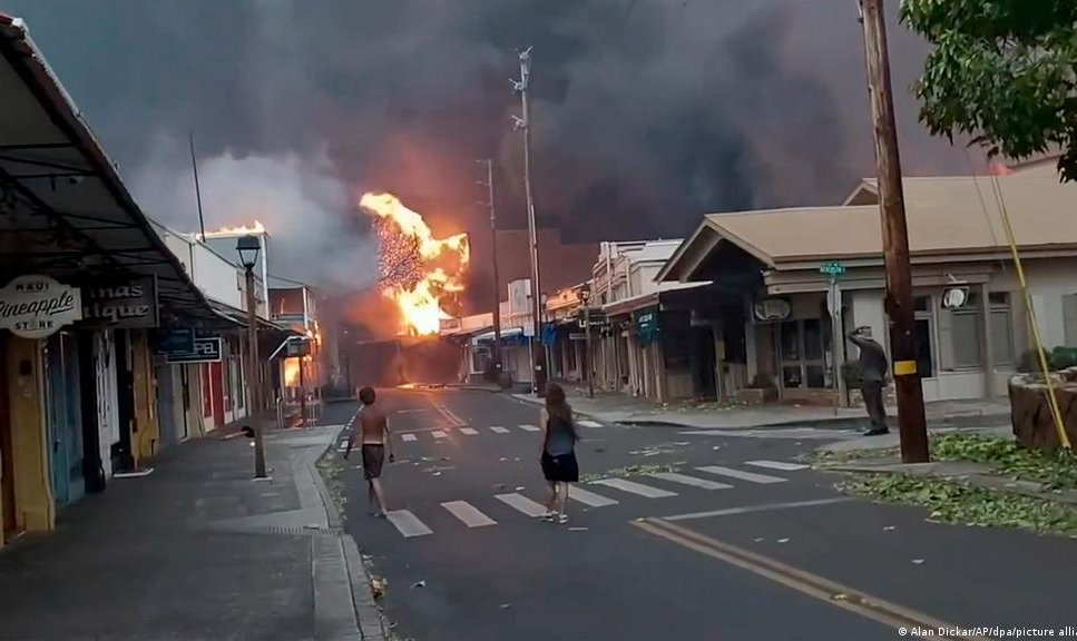 Fogo que se alastra destruiu ainda grande parte da cidade turística de Lahaina; crianças e adultos pularam no mar para escapar das chamas