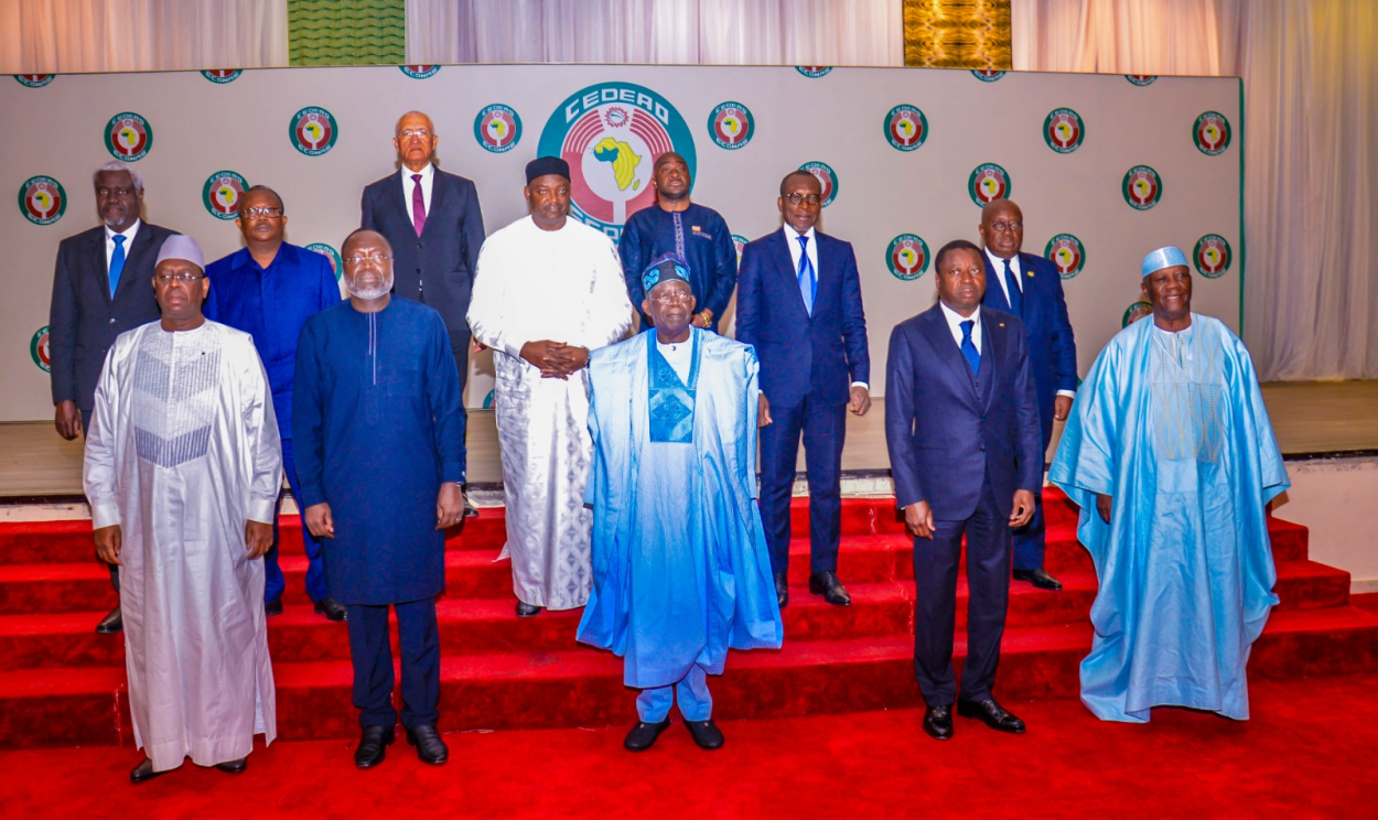 Presidente da Costa do Marfim, Alassane Ouattara, afirmou que decisão foi aprovada em reunião dos chefes de Estado da Cedeao, na Nigéria