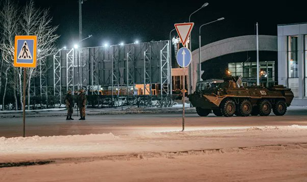 Segundo o Ministério da Defesa cazaque, envio de tropas e equipamento vai continuar; atos no país foram motivados por aumento no preço dos combustíveis