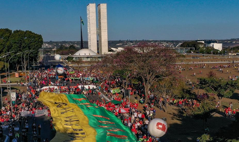 Manifestações pelo impeachment do presidente brasileiro aconteceram neste sábado (24/07) em mais de 500 cidades do Brasil e do mundo