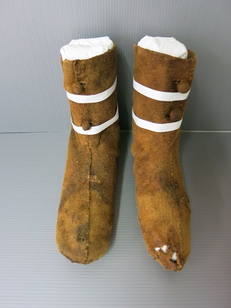 Calçados  que pertenceriam a Louise de Quengo após serem restaurados