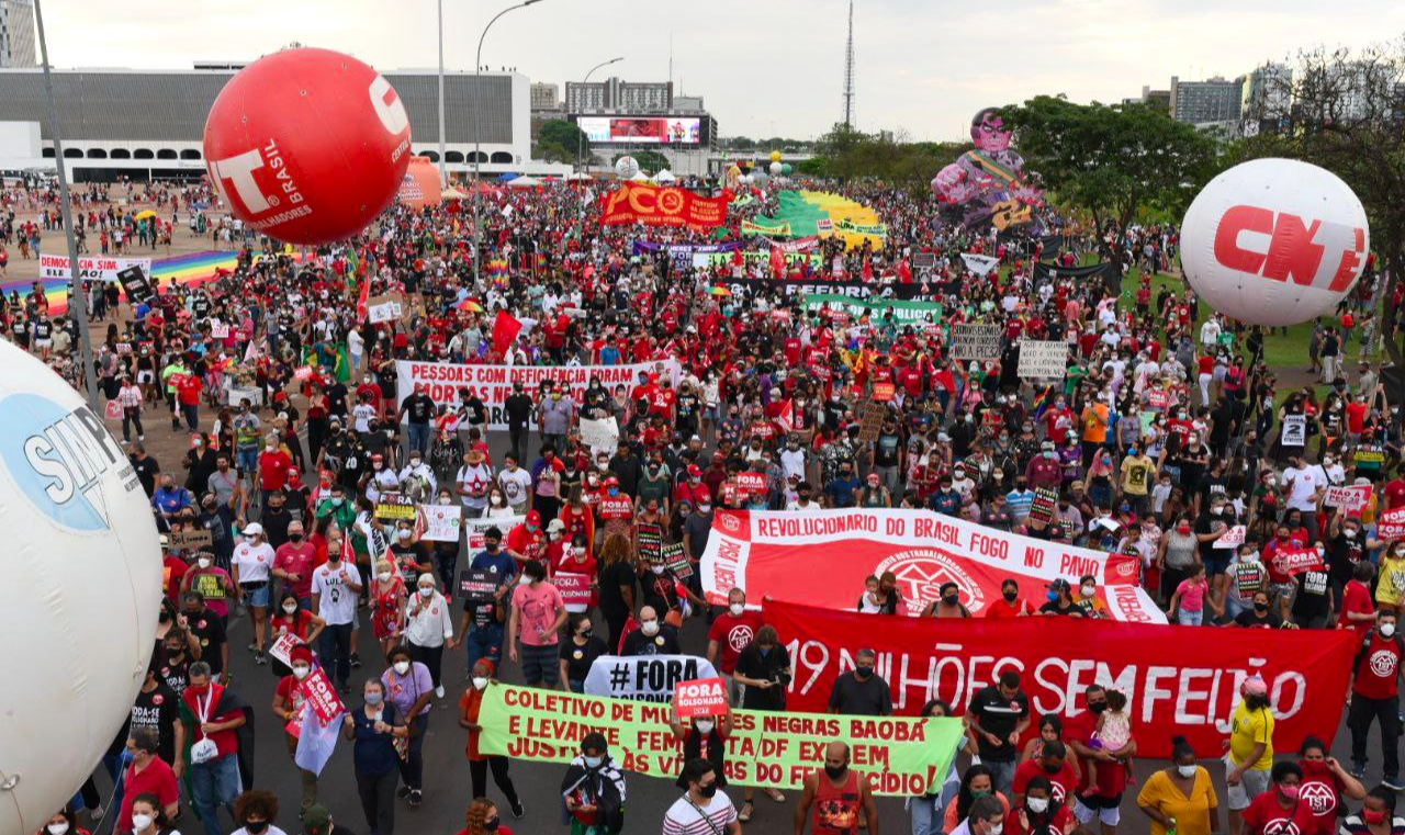 Manifestações pelo afastamento do presidente ocorreram neste sábado (02/10) em mais de 250 cidades do Brasil e do mundo