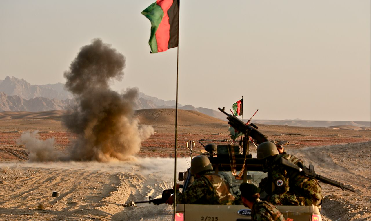 Explosões ocorreram no momento em que os talibãs estão avançando com uma ofensiva e pressionando as capitais no sul e no oeste do país