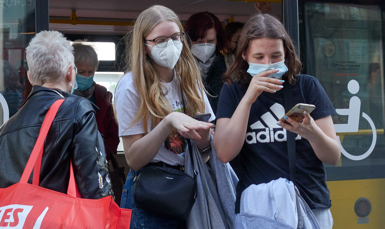 Brigitte Bourguignon, ministra da Saúde francesa, recomendou na segunda-feira (27/06) que usuários de transportes públicos voltem a usar máscaras