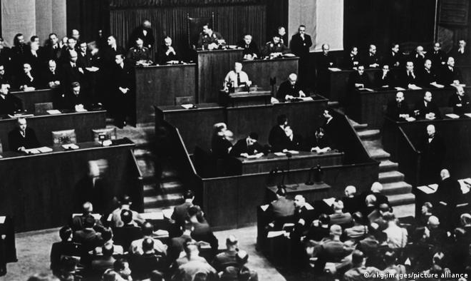 Em 23 de março de 1933, o Reichstag adotou a chamada Lei Plenipotenciária, que permitia ao regime nazista impor leis sem a aprovação prévia do Parlamento; era o início da ditadura nazista
