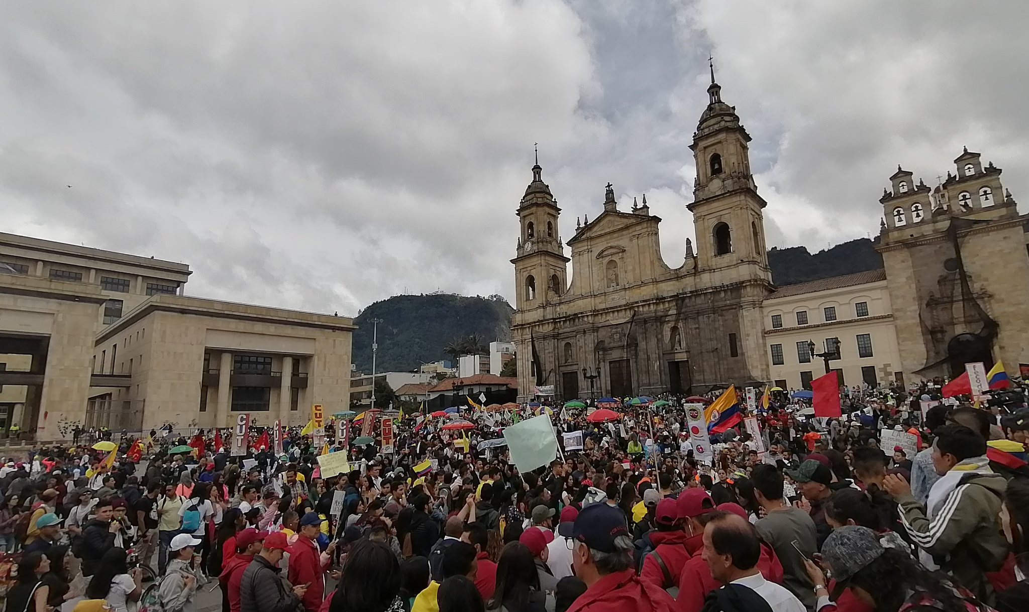 Bogotá, Medellín, Cali, Barranquilla, Cartagena e outras cidades realizaram marchas e paralisações com participação de centrais sindicais e movimentos estudantis