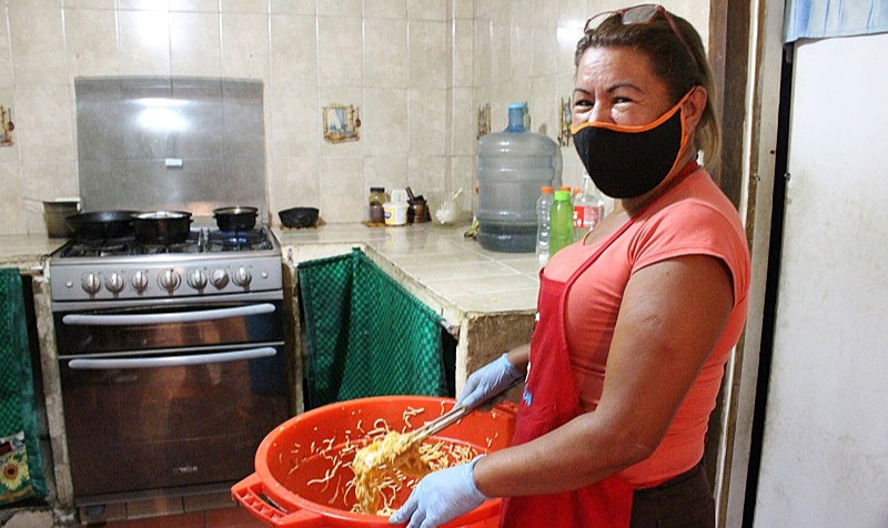 Conheça o grupo de 'Cozinheiras da Pátria', as mulheres que preparam refeições nas chamadas Casas de Alimentação