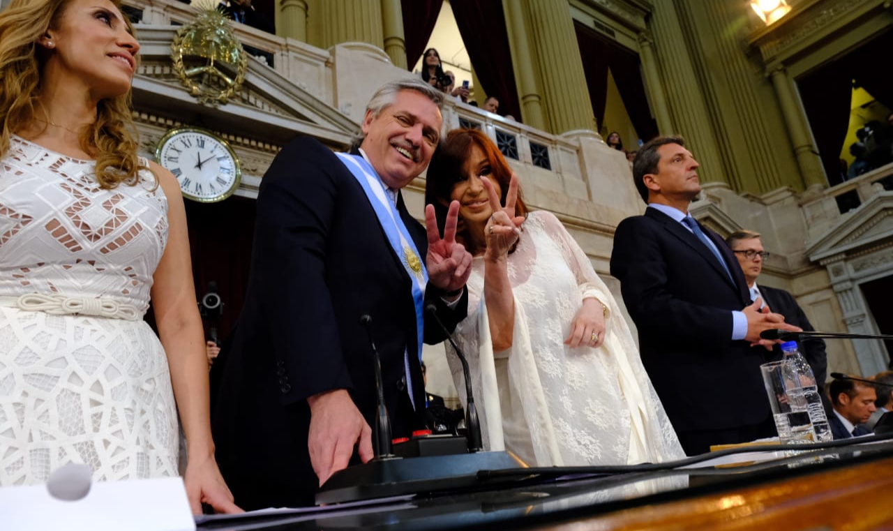"Este é o espírito do tempo que inauguramos hoje, para colocar a Argentina de pé", disse novo presidente argentino