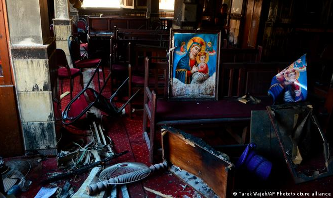 Fogo teria sido causada por falha elétrica. Pelo menos 5 mil pessoas participavam de missa da comunidade cristã copta no momento da tragédia