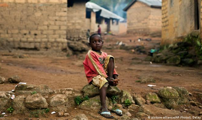 Quase dez anos depois da maior pandemia da doença registrada na África Ocidental, jovens e crianças que perderam pais continuam esperando apoio prometido pelo governo