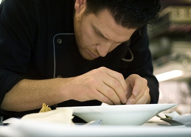 A concentração do chef de cozinha. Foto: Eric McGregor / Flickr CC