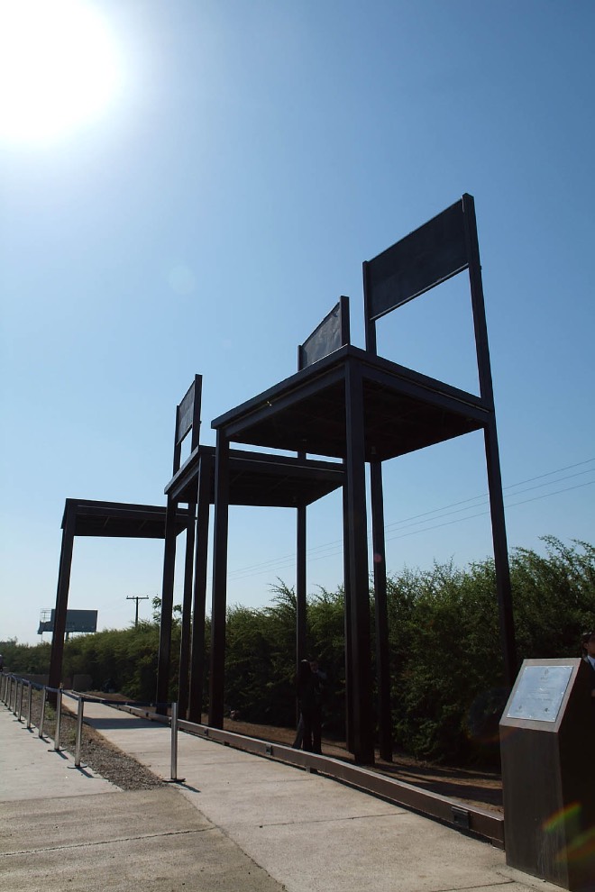Monumento 'Un lugar para la memoria', construído em homenagem ao caso dos professores degolados