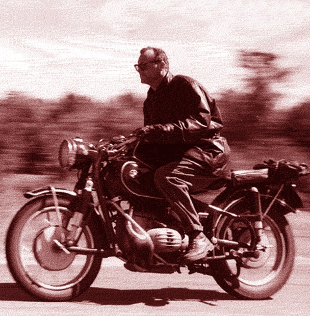 C. Wright Mills, na sua BMW em 1958. A foto é da artista Yaroslava Mills, sua esposa