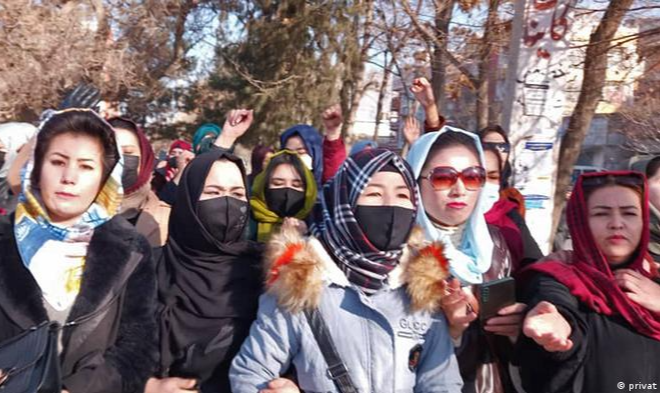 Dezenas saem às ruas de Cabul depois de o Talibã proibir o acesso de mulheres ao ensino superior